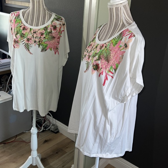Tommy Hilfiger Tops - Tommy Hilfiger, 2X, floral top, stunning